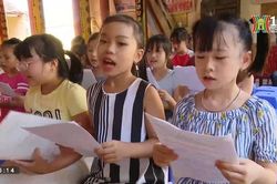 Trẻ hào hứng sinh hoạt hè với âm nhạc truyền thống