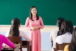 Thông tư 08/2023/TT-BGDĐT: Giáo viên chấm hết cảnh bằng đại học nhận lương trung cấp