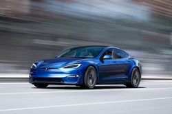 Chủ sở hữu Tesla kiện công ty thuộc sở hữu của Elon Musk