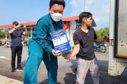 Đồng hành cùng ngư dân Cần Giờ, TP HCM 'thắp sáng đèn trên biển'