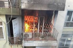 Cháy nhà 4 tầng ở Hà Nội, gia đình trèo ban công thoát nạn