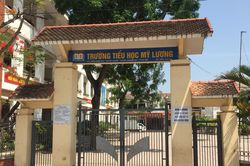 Nữ sinh lớp 5 bị nhóm bạn bắt quỳ gối, cởi đồ