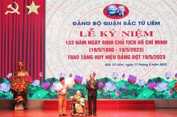 Quận Bắc Từ Liêm trao Huy hiệu Đảng cho 247 đảng viên đợt 19/5