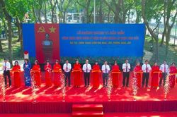 Gắn biển 20 năm thành lập quận dự án chỉnh trang vườn hoa Ngọc Lâm