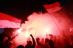 Fan Indonesia ném pháo sáng, 'đi bão' xuyên đêm sau khi đội nhà thắng cảm xúc Thái Lan vô địch SEA Games