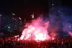 CĐV Indonesia thi nhau đốt pháo sáng; trang của LĐBĐ Thái Lan phải khóa bình luận sau trận chung kết 9 thẻ đỏ