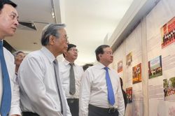 Triển lãm 'Những tấm gương bình dị mà cao quý': Tôn vinh những tấm gương sáng của phong trào thi đua yêu nước