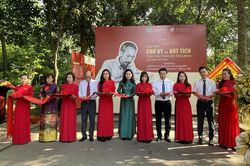 Trưng bày sưu tập chữ ký, bút tích của Chủ tịch Hồ Chí Minh