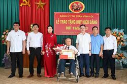 Tuyên Quang 572 đảng viên được trao tặng và truy tặng Huy hiệu Đảng đợt 19/5