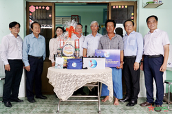 200 ngư dân được hỗ trợ từ chương trình 'Cùng ngư dân thắp sáng đèn trên biển'