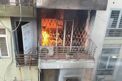Cháy lớn tại căn nhà 4 tầng, cả gia đình leo ban công thoát thân