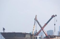 Vì sao đã hoàn thành cưỡng chế vẫn còn một tàu lênh đênh trên Hồ Tây?