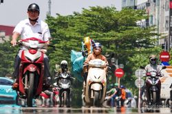 Thời tiết Hà Nội 17/5: Nắng nóng kèm rất khô hanh, trời oi bức khó chịu