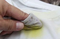 Quần áo trắng bị ố vàng, thêm ngay thứ này vào nước giặt vài phút là sạch tinh như mới