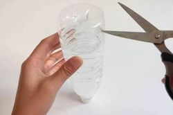 Đặt chai nhựa vào bể nước của bồn cầu, cả tháng không chùi rửa vẫn sạch sẽ, thơm tho