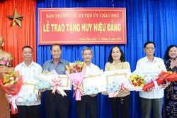 Ban Thường vụ Huyện ủy Châu Phú trao Huy hiệu Đảng đợt 19/5/2023