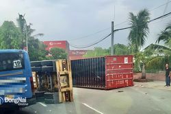 Xe đầu kéo lật ngang dưới dạ cầu Đồng Nai