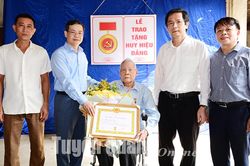 Đồng chí Chủ tịch UBND Nguyễn Văn Sơn trao Huy hiệu 75 tuổi Đảng tại phường Tân Hà