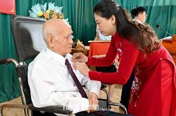 Đồng chí Lê Thị Kim Dung, Phó Bí thư Thường trực Tỉnh ủy, Chủ tịch HĐND tỉnh trao Huy hiệu Đảng tại Chiêm Hóa