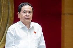 Phó Chủ tịch Thường trực Quốc hội Trần Thanh Mẫn nghe báo cáo về việc chuẩn bị Hội nghị triển khai luật, nghị quyết của Quốc hội