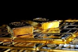 Giá vàng trong nước đồng loạt đi xuống theo đà lao dốc của thế giới