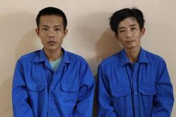 Bị chửi vì chạy xe nhanh, 2 thanh niên xách dao chém người