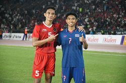 Cầu thủ Thái Lan, Indonesia bắt tay làm hòa sau hỗn chiến chung kết SEA Games