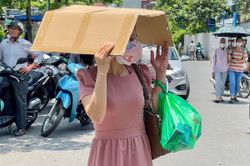 Người dân Hà Nội quay cuồng trong nắng gắt, quận Hà Đông chạm mốc 40 độ C
