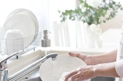 Đưa sinh viên về nhà ăn uống la liệt xong vị giáo sư gọi mẹ già ra rửa bát và bài học hiếu thảo người con nào cũng phải khắc ghi