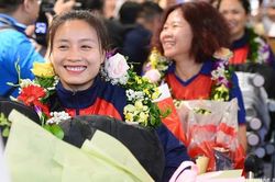 Người hâm mộ vây kín chờ đón HLV Mai Đức Chung và các cô gái vàng tuyển Việt Nam