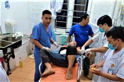 Nghi phạm buôn 16 bánh heroin cứa cổ tự tử