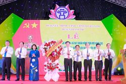 Phó Bí thư Thường trực Nguyễn Thị Tuyến trao Bằng công nhận NTM tại Thanh Trì