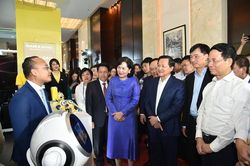 Đẩy mạnh chuyển đổi số, cắt giảm thủ tục, giảm lãi suất, tăng cường khả năng tiếp cận vốn để hỗ trợ người dân, doanh nghiệp