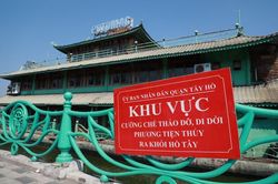 'Tàu ma' ở Hồ Tây vẫn chưa dẹp xong vì cớ gì?