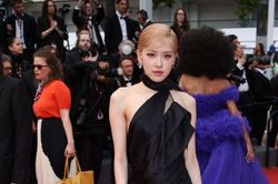 Rosé (BLACKPINK) 'cực lạ' tại Liên hoan phim Cannes
