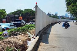 Tường rào bê tông 500m trên tuyến đường 'đắp chiếu' 10 năm làm khó người dân
