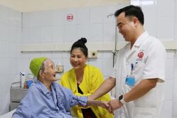 Bác sĩ vừa mổ vừa trò chuyện với bệnh nhân 107 tuổi