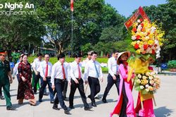 Lãnh đạo tỉnh Nghệ An dâng hương tưởng niệm Chủ tịch Hồ Chí Minh