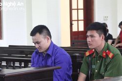 Dùng búa đinh đánh vào đầu bạn để trả thù