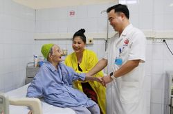 Thay khớp háng nhân tạo thành công cho cụ bà 107 tuổi ở Quảng Ninh