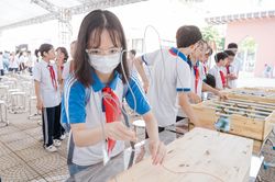 Nắng 40 độ, học sinh Hà Nội vẫn hào hứng trong ngày hội STEM