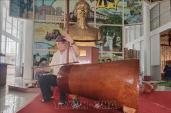 Người thổi hồn cho nhạc cụ làm từ cây dừa