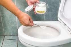 Bồn cầu dùng lâu đóng cặn vàng khè, dội thứ nước này sau 15 phút là sạch bong kin kít