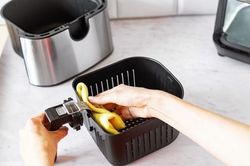 Cách rửa nồi chiên không dầu cực kỳ đơn giản, chẳng cần kỳ cọ vẫn sạch bong