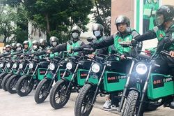 Tài xế Gojek sẽ chở khách bằng xe máy điện Dat Bike