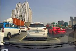 Dàn siêu xe biển VIP 'cướp' làn khẩn cấp trên đường vành đai 3