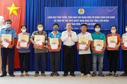 Hơn 1.500 công nhân lao động được tặng quà và nhận hỗ trợ theo Quyết định 6696/QĐ-TLĐ