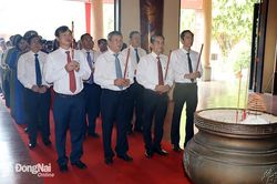 Lãnh đạo tỉnh dâng hương nhân kỷ niệm 133 năm Ngày sinh của Chủ tịch Hồ Chí Minh