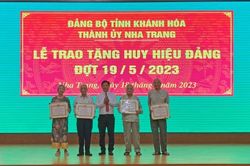 Thành ủy Nha Trang: 252 đảng viên được trao tặng, truy tặng Huy hiệu Đảng đợt 19-5