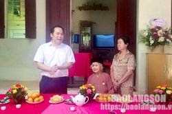 Bình Gia: Trao tặng Huy hiệu 75 năm tuổi Đảng cho đảng viên